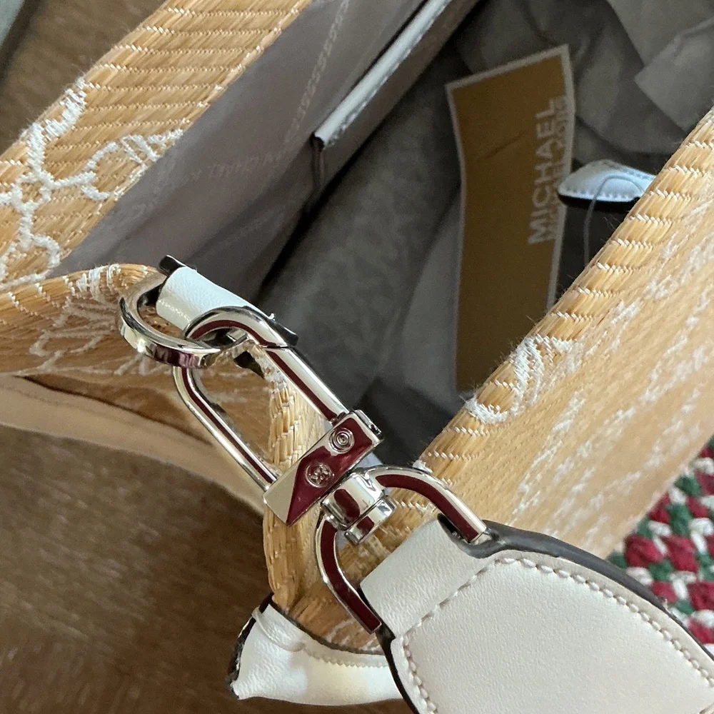 Michael Kors Beige and White Tote Bag “GIGI”. - Picture 8 of 13